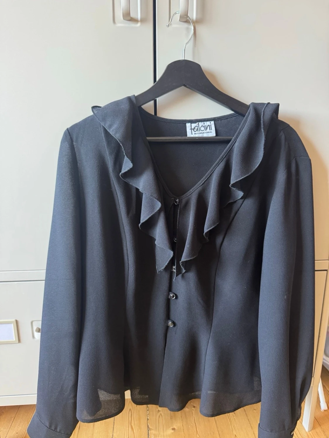 Svart volangblus - 1