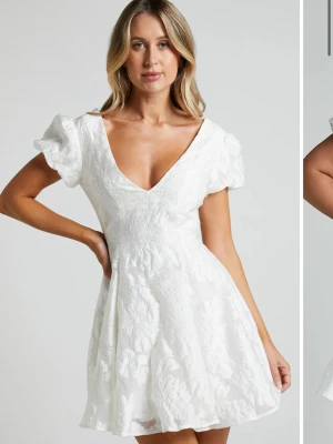 Vit kort klänning med puffärm - Supersöt vit kort klänning med puffärmar och djup v-ringning från Showpo. Perfekt för studenten! Oanvänd med prislappen kvar. Köptes för 1370kr 