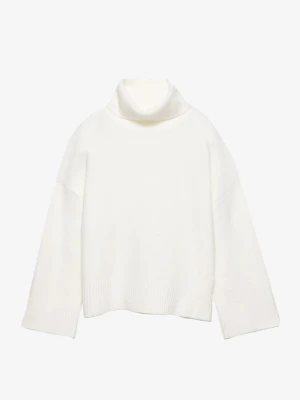 Vit polotröja med slits bak - Säljer en stilren vit stickad polotröja med hög krage och slits i ryggen. Storlek Xs men är ganska oversized