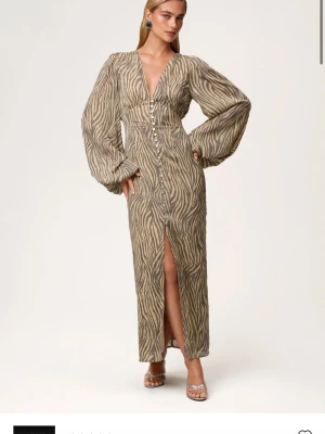 Zebramönstrad maxiklänning från Adoore - Snygg maxiklänning från Adoore💕💕 använd 1 gång så i nyskick