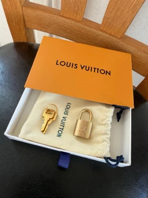 Litet Hänglås - Litet hänglås med två nycklar. Kommer med låda och dustbag