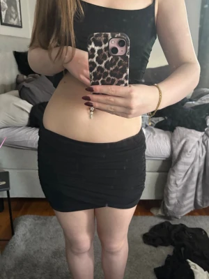 Svart kjol - Säljer en svart kjol som är snedskuren och rynkad❤️