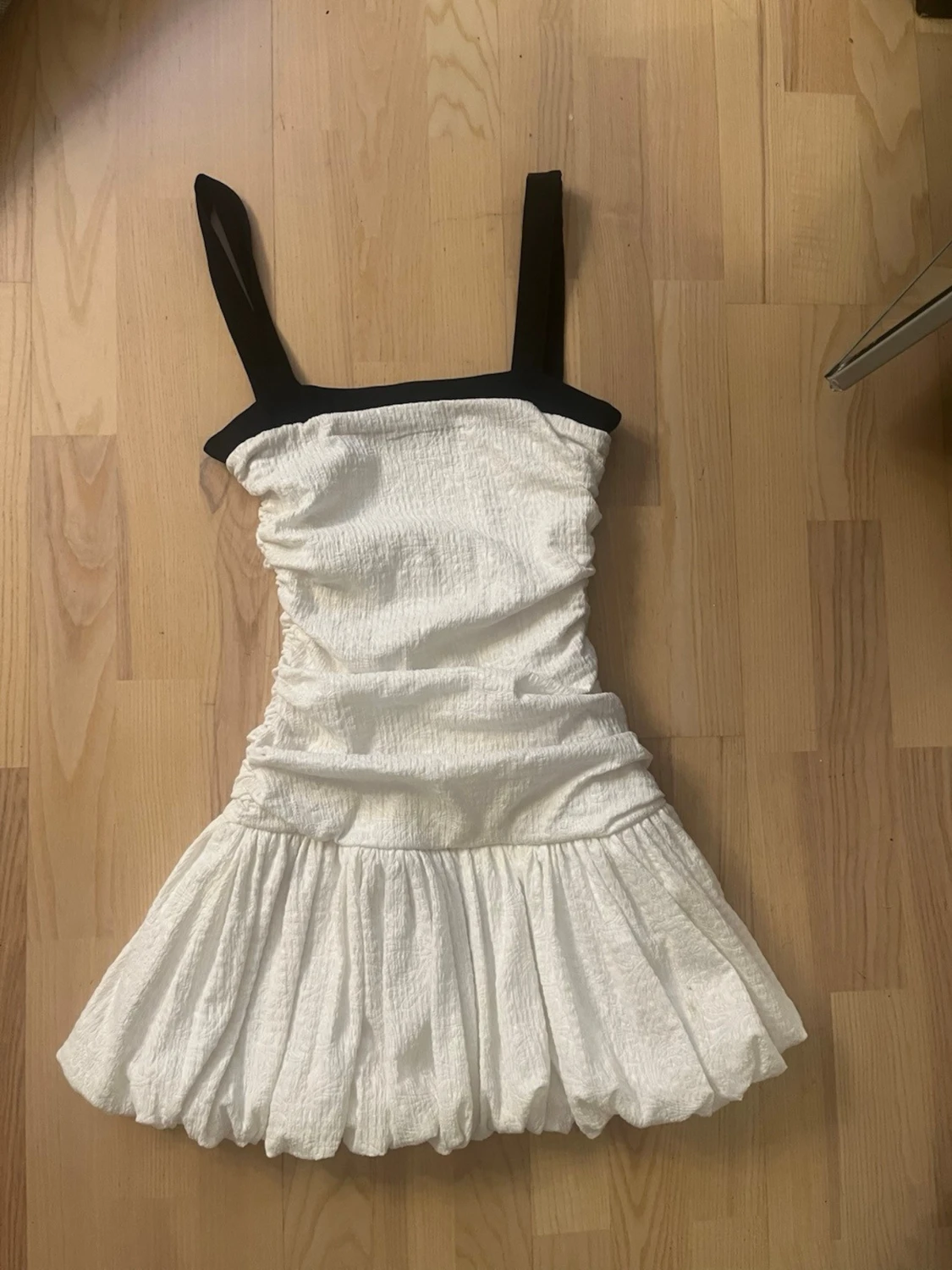 Vit klänning med svarta axelband Zara