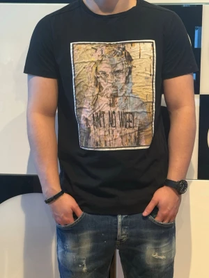 Limitato t-shirt - Unik limitato t-shirt i 9/10 skicka med original box säljs nu nypris ca 2000kr moddelen är 178 och väger 74