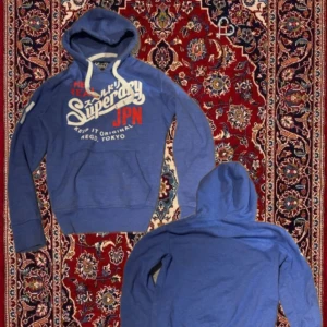 Super dry hiodie - Säljer sjukt snygg blå superdry hoodie i storlek M. Hoodien är i mycket bra skick. Tveka inte på att skriva vid frågor eller funderingar, hör av er om ni vill ha fler bilder!