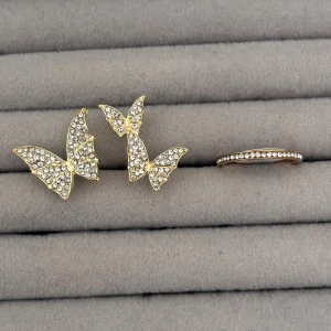 Guldiga fjärilsörhängen med stenar - 2 ringar 