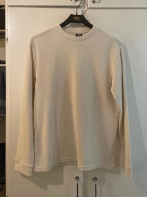 Off-white New Yorker Tröja - Off-white tröja från New Yorker. Använd ett par gånger.