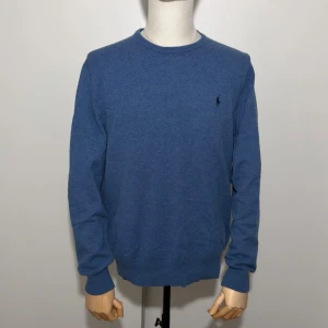Polo Ralph Lauren Merinoull Blå Merinoull Tröja - Polo Ralph Lauren Merinoull Blå Merino Crew Neck Pullover. I nyskick utan defekt. Storlek L men även funkar för M. Skriv från privat för måtten. Nypris är ca 2200 kr. Skickar alltid samma dag eller nästa dag. Skriv för mer information eller frågor. Allt vi säljer är äkta kläder. Om du fått fel vara eller en defekt produkt, kontakta oss direkt via Plick meddelanden. Vi hanterar ärendet snabbt och smidigt för att lösa det för din fördel.