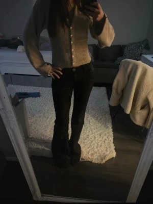 Beige stickad tröja  - Säljer en beige ribbad kofta, använd fåtal gånger. Pris går att diskutera.