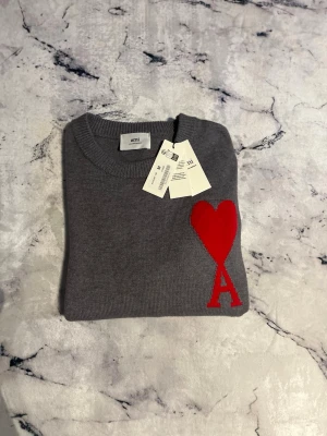 Ami Paris Sweatshirt  - En mycket fin aldrig använd sweatshirt ifrån Ami Paris. Plagget köptes som present men kom aldrig toll användning.                                           Priset kan diskuteras!