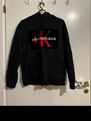 Calvin Klein hoodie - Calvin Klein hoodie i utmärkt skick! Det svarta i trycket är i sammet.  Kom med bud