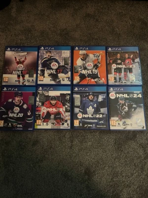 Samling NHL-spel till PS4 - Säljer en samling med åtta NHL-spel till PlayStation 4: NHL 16, 17, 19, 20, 21, 22, 23 och 24. Alla spel har blå plastfodral och omslag med olika hockeyspelare. Perfekt för dig som älskar hockey och vill ha hela serien till PS4. 400 för alla spel 