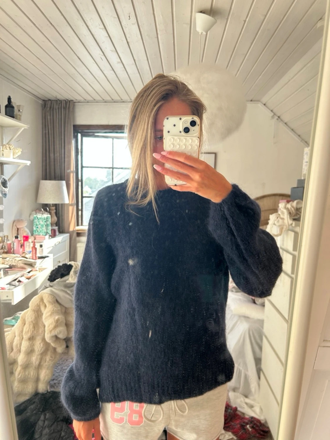 Mörkblå stickad tröja från Byic
