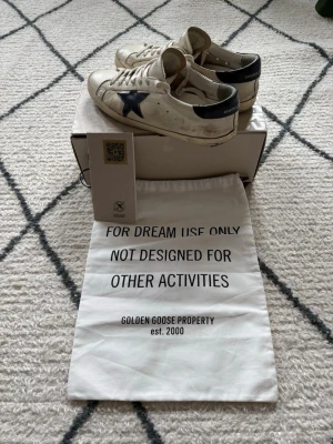 Golden goose skor - Size eu 42, they’re very clean and is easy to match with outfits they’re slightly worn out on the sole can’t go down in price