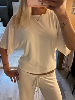 Vit topp - Säljer denna supersköna och fina toppen från lager 157 i storlek L💗