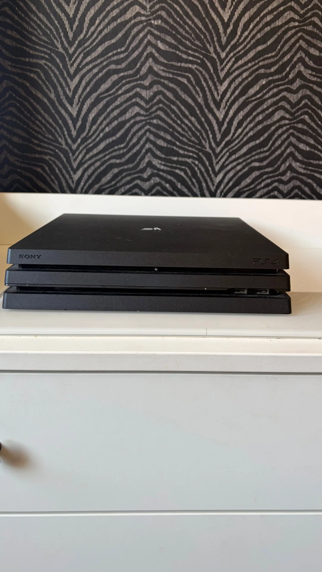 Sony PlayStation 4 Pro svart konsol 1tb med fifa 18 - 1