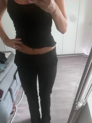 Svarta raka Kostymbyxor med låg midja - Säljer ett par svarta kostymbyxor med låg midja och raka ben. Kostymbyxorna har en klassisk passform och är perfekta för en stilren look. Materialet är mjukt och stretchigt för extra komfort. Snygga att matcha med crop top eller hoodie. Har en väldigt liten defekt på båda benen längst ner men inget man tänker på💕💕
