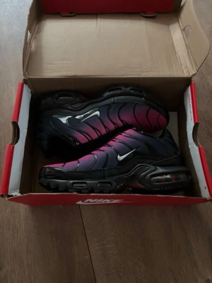 Nike Air Max Plus (TN) – storlek 39 – Nyskick - Säljer ett par Nike Air Max Plus (TN) i en snygg färgställning med rosa/lila gradient. Skorna är helt nya och kommer i sin originalkartong. Säljes då de inte kommer till användning. 