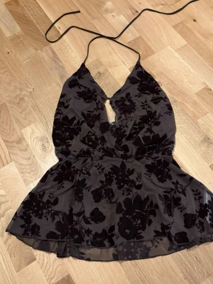 Brun blommig halterneck topp - Jätte söt, oanvänd brun topp från Gina öppen i ryggen storlek M!