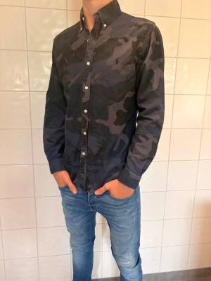 Ralph Lauren skjorta - Säljer just nu en sällsynt Ralph lauren skjorta! Mycket fint skick, jag på bilden är 185cm lång. Hör av er vid frågor eller funderingar!✌️