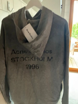 Acne Studios - Hoodie - Fin går acne hoodie,  aldrig använd. Stor luva. Storlek L. True to size