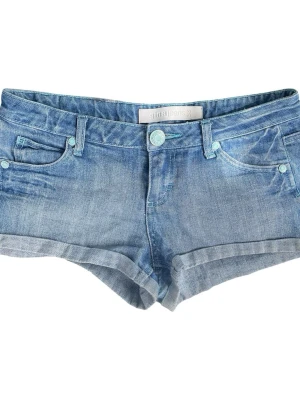 Lågmidjade jeansshorts med detaljer 2000s - Så fina jeans med detaljer i bakfickorna. Kan tyvärr inte skicka bild med de på då de inte passar mig.   