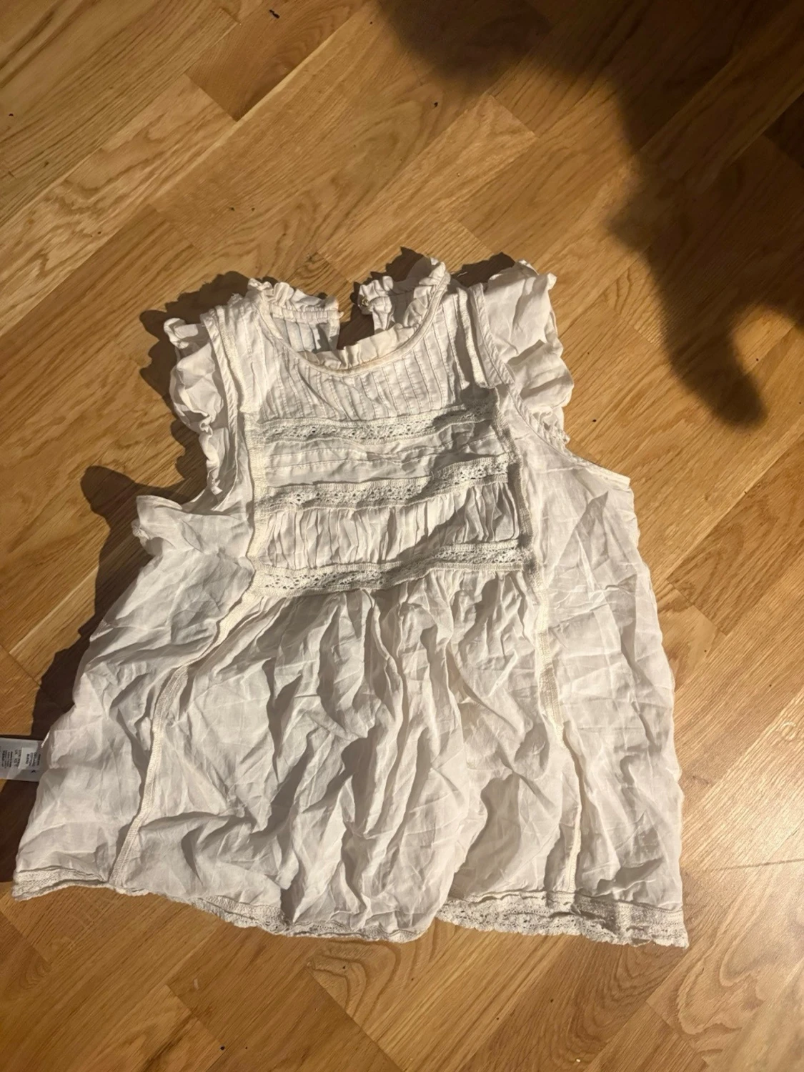 Vit blus med volangdetaljer