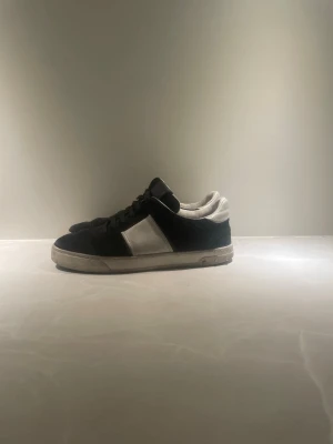 Valentino Flycrews - Svarta, Storlek 40 - Ett par svarta Valentino Flycrews i bra skick,    Storlek: 40
