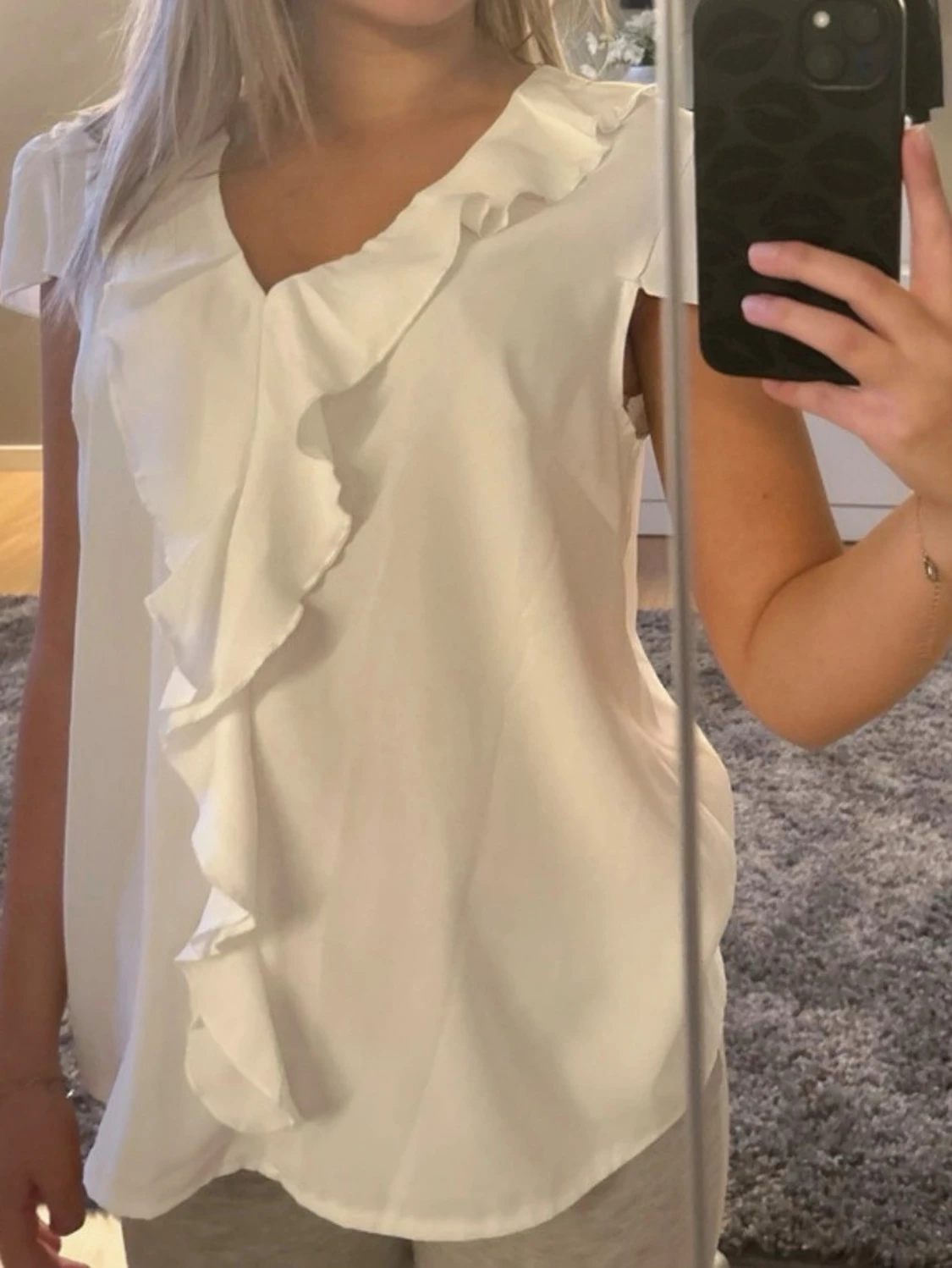 Vit blus med volang