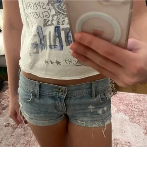 ljusblå hollister shorts - skit snygga shorts som blivit för små för mig tyvärr, köpte från plick för typ ett år sen men dom är knappt använda och har inga skador 