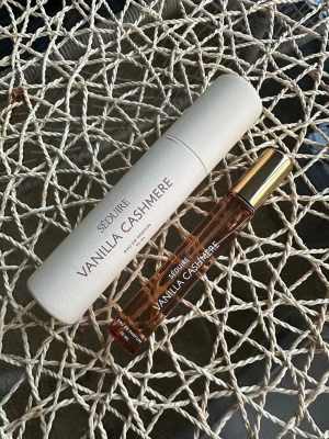 SÉDUIRE Vanilla Cashmere parfym - Fräsch parfym från Janni och Michaela Delérs märke Seduire, i doften Vanilla Cashmere. Medföljer ett stilrent, ljusrosa fodral. Perfekt att ha med i väskan. Endast testad med 2-3 sprut. Doften passade inte mig.