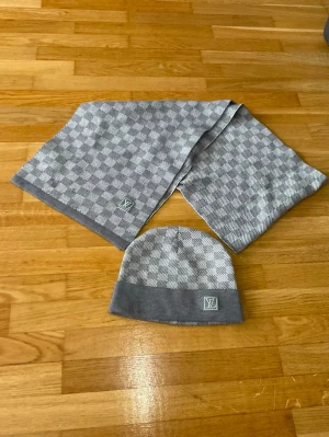 Louis Vuitton Scarf/Mössa - Säljer min Louis Vuitton scarf/mössa set billigt då jag nu inte behöver den i det varma vädret. 