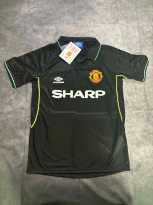 Manchester United tröja  - Man United tröja ⚽ Storlek: S 🆕 Helt ny med tag kvar Packeteras ordentligt inför leverans 📦