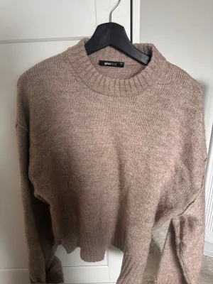 Beige stickad tröja från Gina Tricot - Höstig stickad tröja i beige 