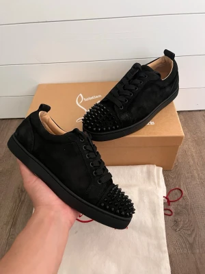 Christian Louboutin skor herr  - Hej säljer mina Louboutin skor😇 storlek 40/41! Skick 8/10 väldigt stil reda och eleganta! Skriv om du har några funderingar eller frågor😊 kolla gärna in min profil och se om ni hittar något annat skoj