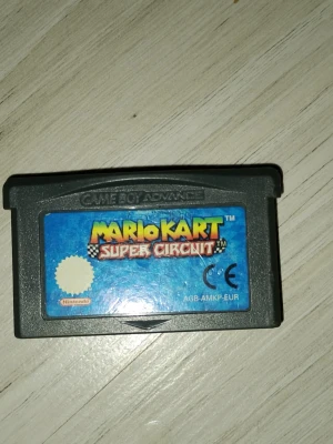 Mario Kart Super Circuit GBA-spel - Mario Kart Super Circuit till Game Boy Advance. Klassisk racingspelkassett i svart plast med färgglad etikett i blått, gult och rött. Perfekt för dig som gillar fartfyllda banor och Mario-universumet. Mkt bra och roligt spela. Mkt bra skick och fungerar utan problem.