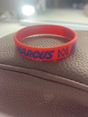 Marcus och Martinus Armband - Ett rött Marcus & Martinus unforgettable armband från deras officiella merch sida mmstore.com. Säljs inte längre