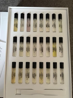 Byredo parfymprov set 24 x 2ml - Exklusivt set med 24 parfymprover från Byredo. Varje provflaska är genomskinlig med svart lock och innehåller olika dofter som Bibliothèque, Bal d'Afrique, Blanche och fler. Flakongerna är av glas och har tryckt text med doftnamn. Perfekt för dig som vill testa flera lyxiga dofter.