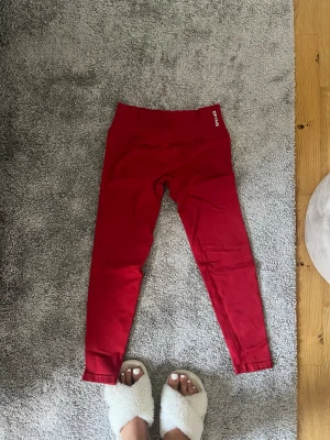 Röda leggings från DFYNE  - Snygga röda leggings från  med hög midja och stretchigt material. Perfekta för träning eller chill. Tight passform och diskret logga vid linningen. Supersköna och följsamma. Dem är inte äkta 🥰