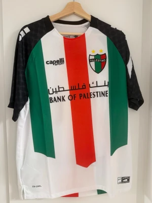 Palestino FC Chile Hemmatröja 2025/26 XXL - Säljer en Palestino FC hemmatröja 2025/2026 i vit. Storlek XXL. Helt ny oanvänd köpt på Palestinos hemsida.