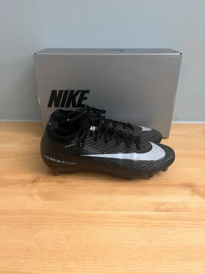 Nike Air Zoom Mercurial fotbollsskor - Hej säljer ett par Nike fotbollskor Nike Mercurial Air Zoom vapor 16 Shadow Ag Elite | Fina skor med 2 defekter på sulorna | Originalbox tillkommer |  