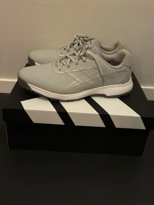 Adidas golfskor - Jätte sköna adidas skor som är använda 1 gång, inget fel med dem råkade köpa fel storlek, kvitto finns och allmänt bra och sköna skor