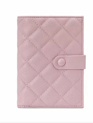 Rosa passfodral  - 💛50% just nu på bundles!! Få denna varan till  ännu billigare pris. Skapa en bundle på min profil på den gula linjen💛 Quiltat rosa passfodral, helt nytt! Stängs med knapp💕 finns även plats för ens kort!