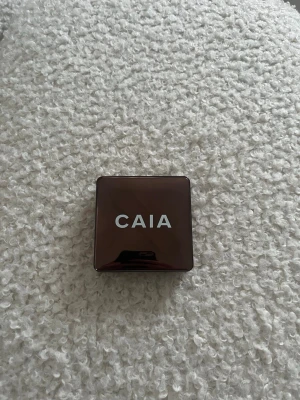 Caia bronzer  - Säljer min Caia bronzer då färgen inte riktigt passar mig. Lite lite använd men skulle säga att 90% av produkten är kvar!☺️