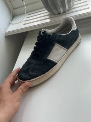 Mörkblåa valentino flycrews - Detta är mina mörkblåa flycrews ser sjukt snyggt ut nu när det är sommar det är nästan helt nya bara mockan som är lite dålig men sulan är helt perfect och är helt perfecta på sommaren skriv om ni undrar något priset kan diskuteras 