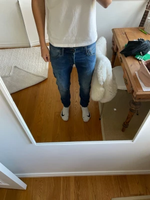 Blå skinny jeans från Jack & Jones - Säljer ett par blå jeans från Jack & Jones som är perfekta att ha året om, storlek 32/34 som aldrig har använts 