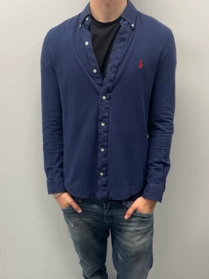 Ralph lauren skjorta (featherweight mesh) - Fint skick utan några defekter | featherweight mesh så väldigt nice passform | modellen är 185 cm och väger ca 75 och den sitter bra. Fraktar oftast samma dag🚚📦