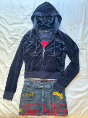 Mörkblå hoodie från Juicy Couture - Snygg mörkblå hoodie i velour från märket Juicy Couture. Hoodien är använd cirka 2 gånger och är i mycket fint skick. ”Classic Velour Robertson Zip Hoodie Night Sky” 