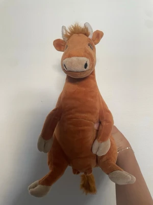 Mamma Mu och Kråkan gosedjur!  - Gosedjur från varumärket ” Mamma Mu ”. Mamma Mu är ca 30 cm hög, och Kråkan är ca 24 cm hög.