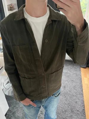 A Day's March overshirt - Riktig snygg olivgrön overshirt från Adays March | Storlek M | Den tredje knappen saknas men det finns med extraknappar, annars Mycket bra skick✅|